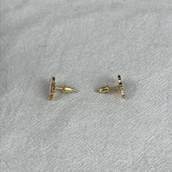 💖 Hello Kitty Stud Earrings - Picture 2 of 4